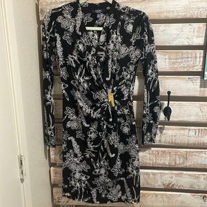🔥🔥 (3/$20) 
Black and White Floral Chaps Size 4 High Low Dress
